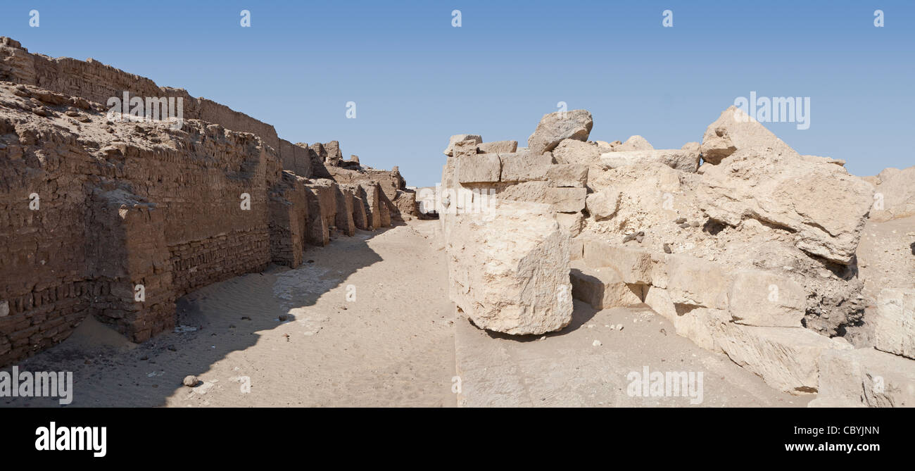 Panoramica dell'epoca tolemaica templi e tombe in Wanina, Akhmim nel governatorato di Sohag, Medio Egitto Foto Stock