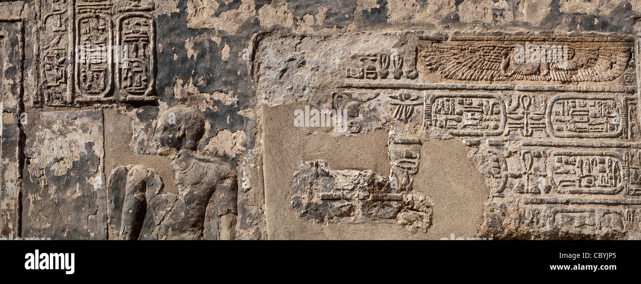 Panoramica di decorazione murale nel tempio tolemaico in Wanina, Akhmim nel governatorato di Sohag, Medio Egitto Foto Stock