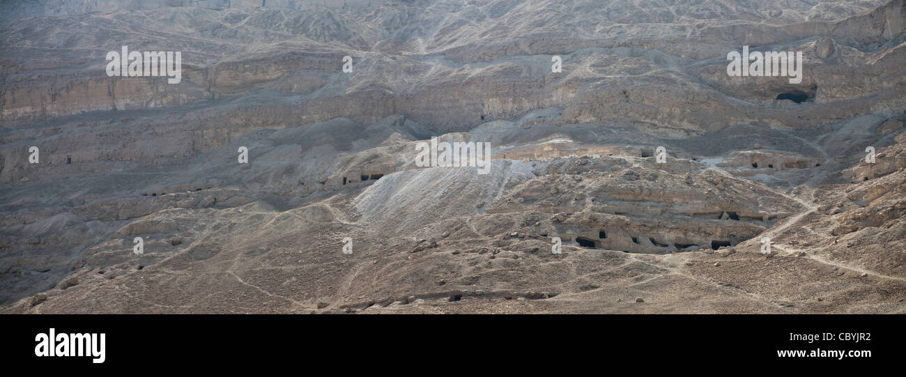 Panoramica della collina tombe in Wanina, a sud-ovest di Akhmim nel governatorato di Sohag, Medio Egitto Foto Stock