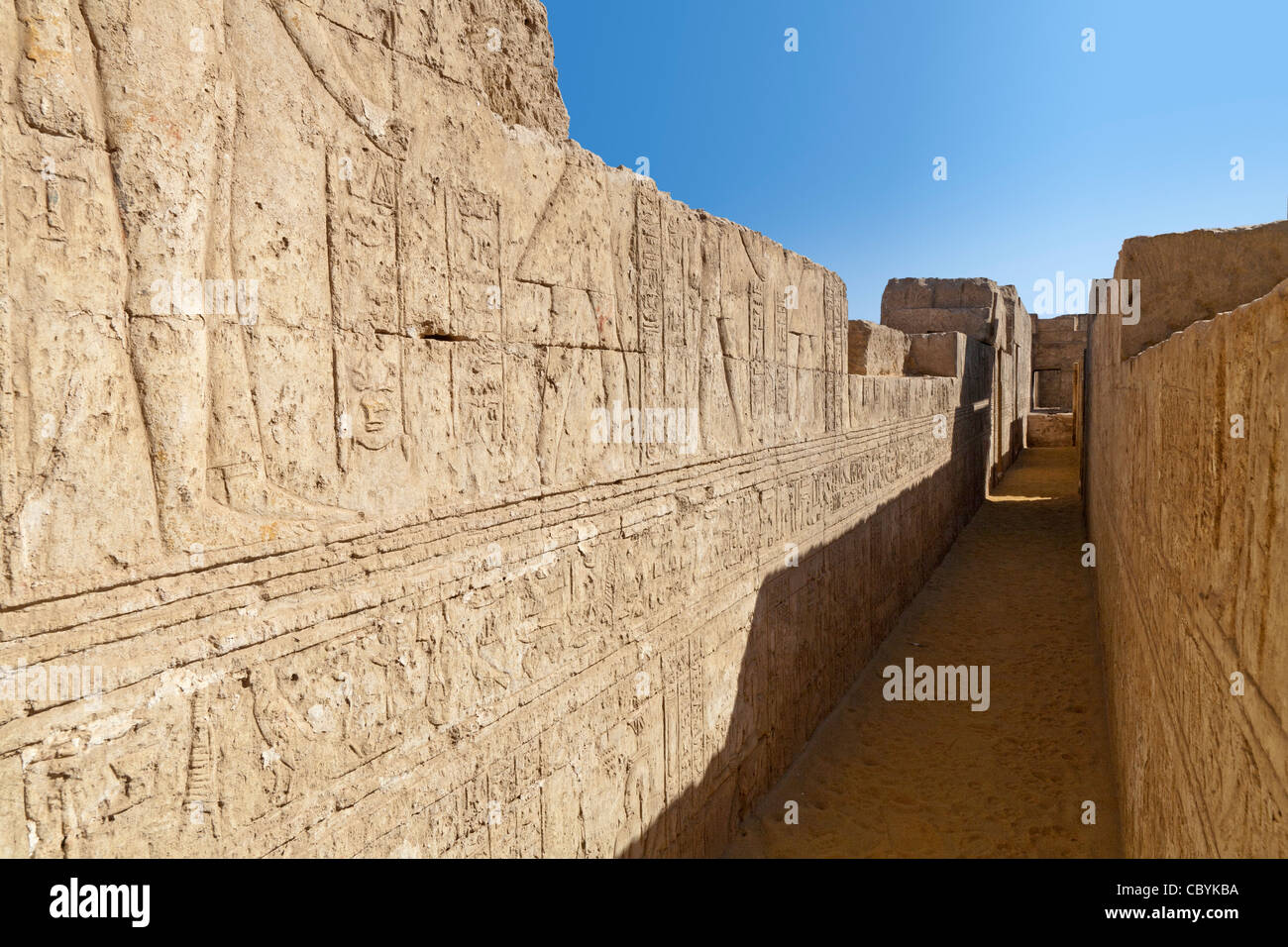 Decorate in corridoio dentro il tempio tolemaico in Wanina, a sud-ovest di Akhmim nel governatorato di Sohag, Medio Egitto Foto Stock