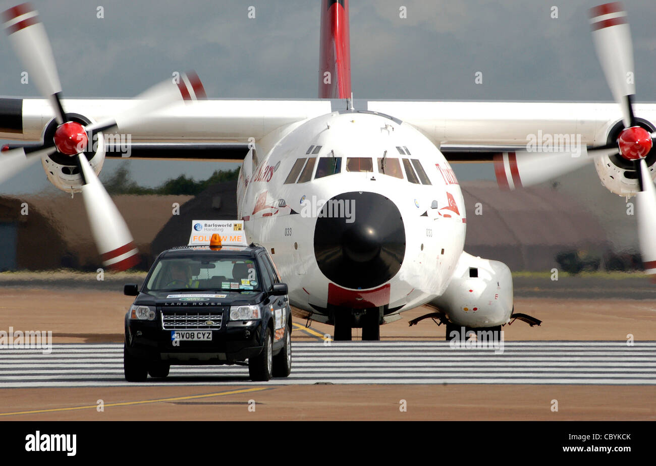 Turkish Air Force Transall C-160D (codice 69-033) dietro il Follow Me car al 2008 Royal International Air Tattoo, RAF Fairfor Foto Stock