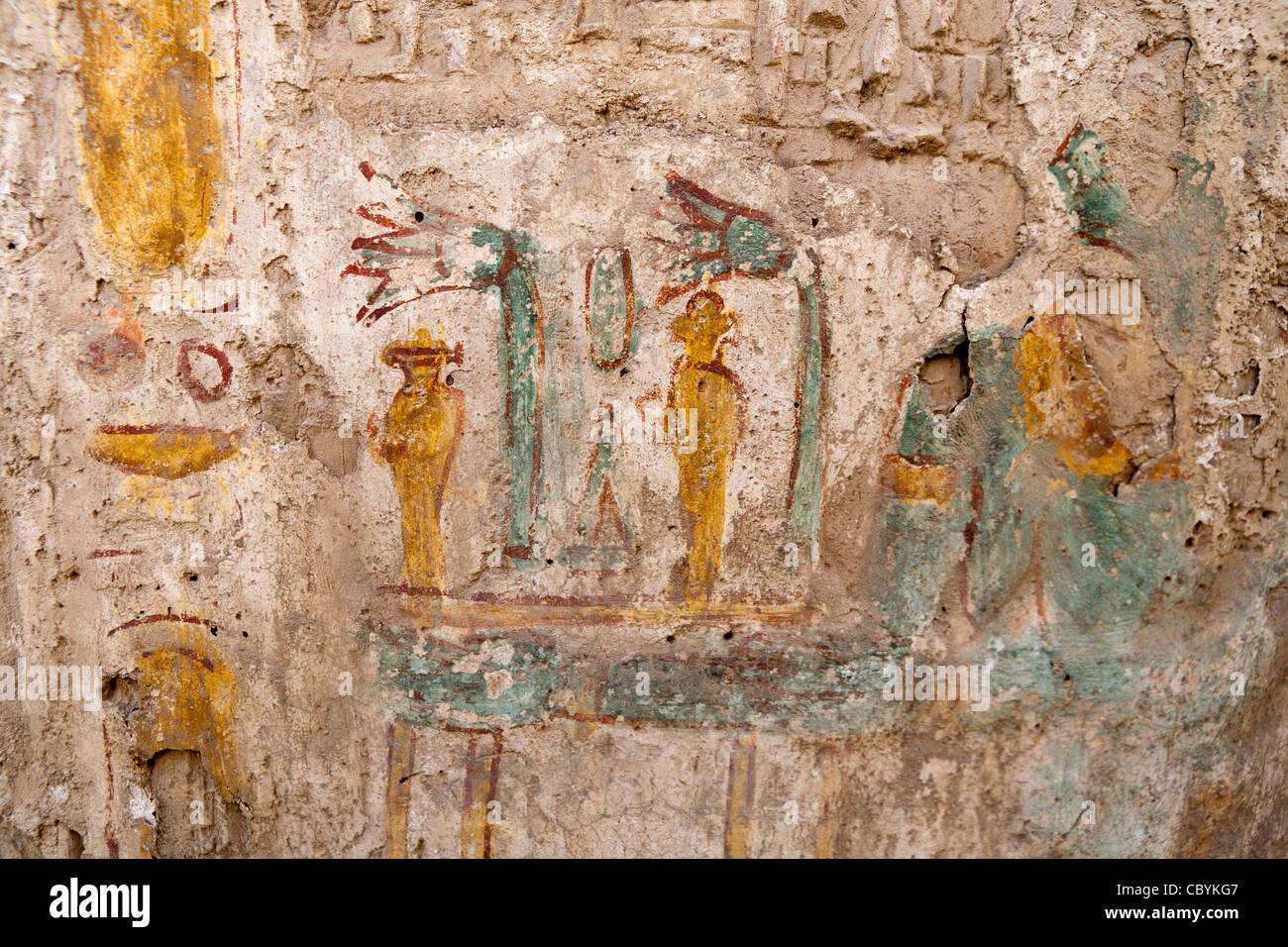 Decorazione dipinta a templi tolemaico in Wanina, a sud-ovest di Akhmim nel governatorato di Sohag, Medio Egitto Foto Stock