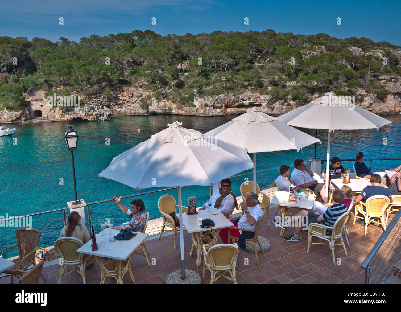 Cala Figuera harbour cafe e visitatori di Maiorca Isole Baleari Spagna Foto Stock
