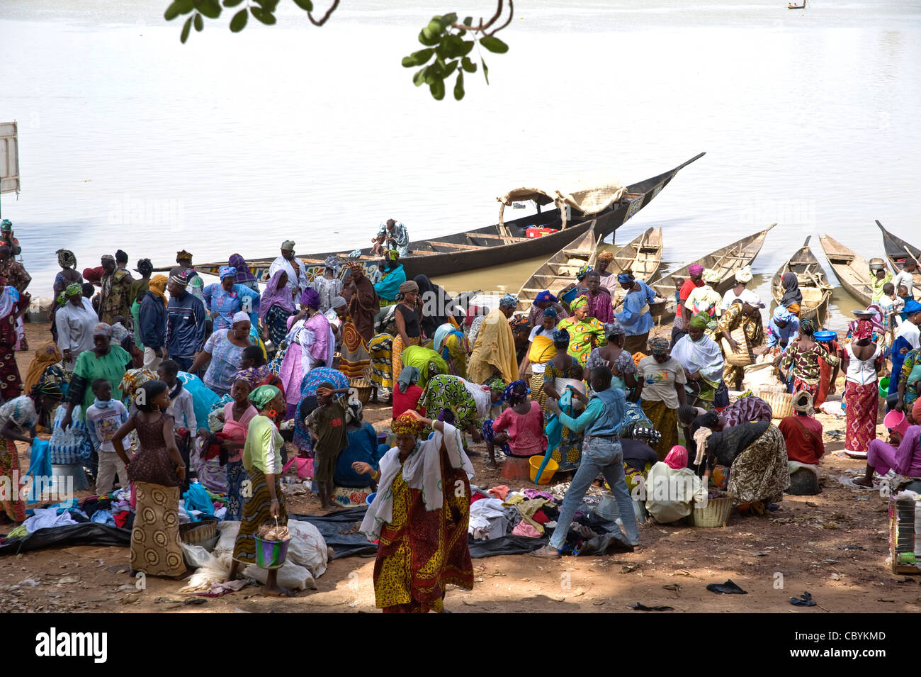 Mercato e piroghe sulla banca del fiume Niger, Mopti, Mali, Africa occidentale Foto Stock