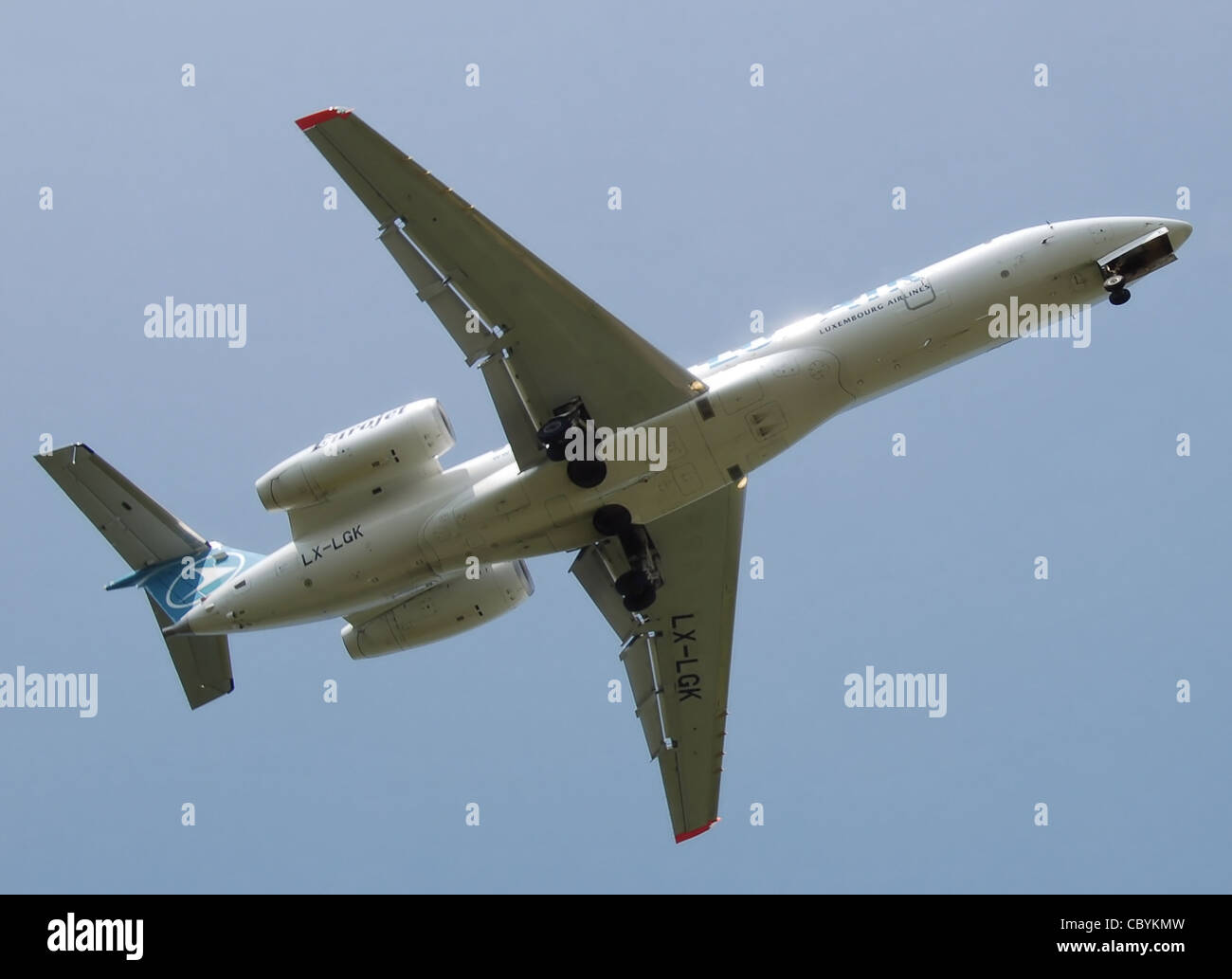 Luxair Embraer ERJ-135LR (LX-LGK) atterra all'Aeroporto di Londra Heathrow. Foto Stock