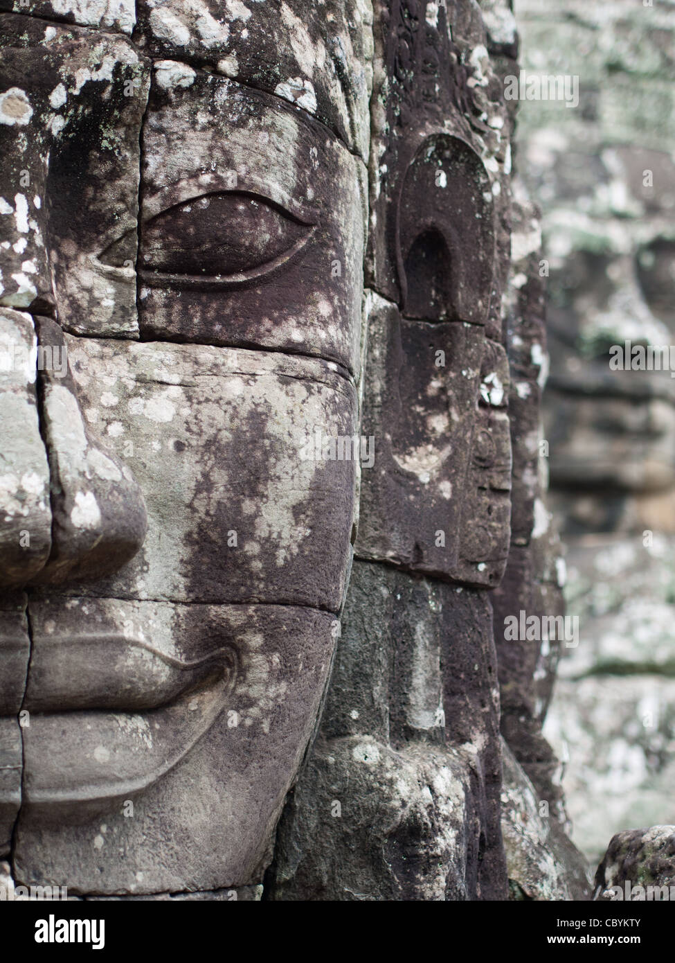 Grandioso e suggestivo facce di pietra in Bayon, Angkor Thom, (regione di Angkor), Cambogia (Cambogia). Foto Stock