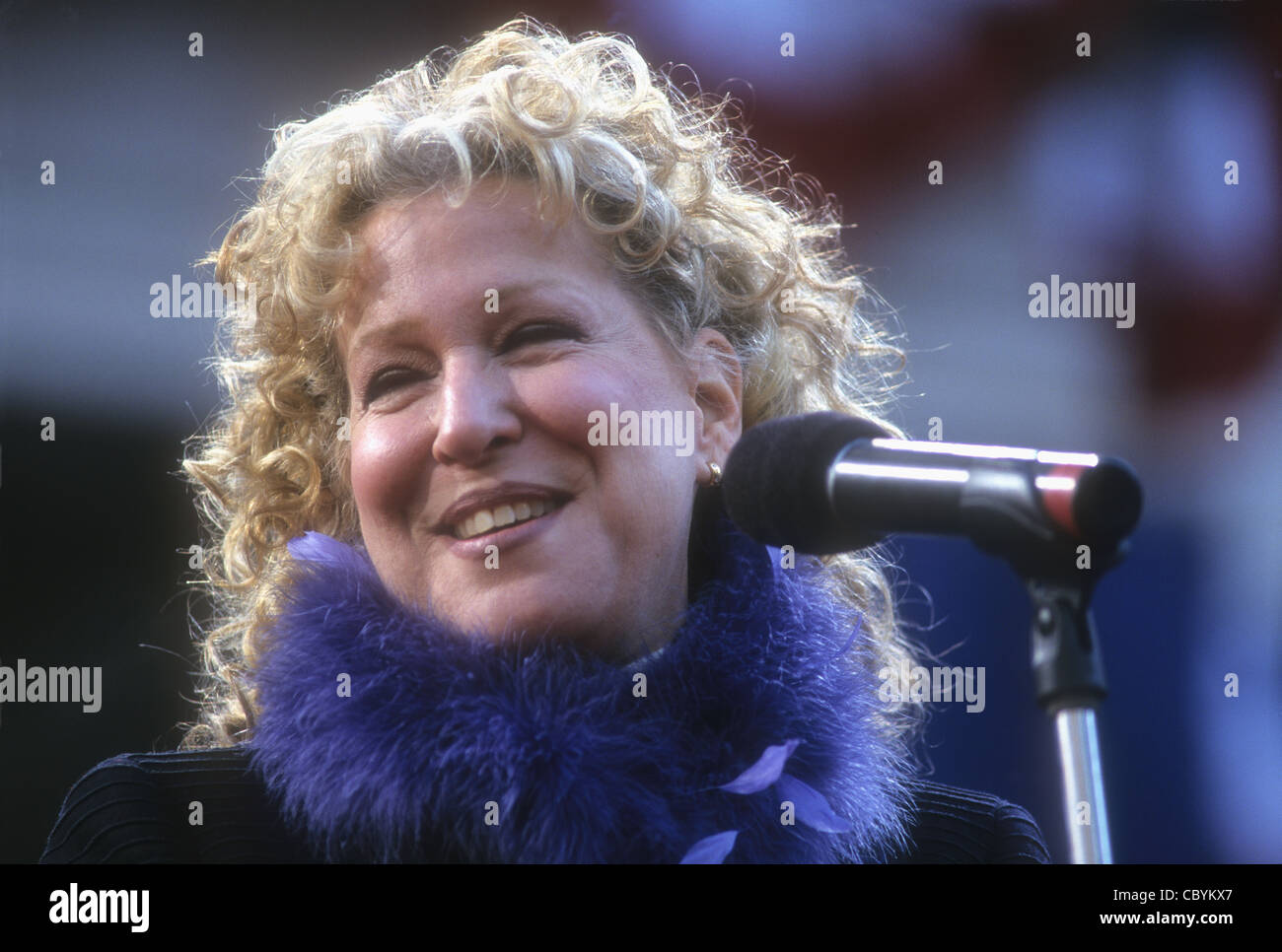 Bette Midler, 'l'Devine Miss M', cantando la stella Bangled Banner all inaugurazione del sindaco di New York Mike Bloomberg Foto Stock