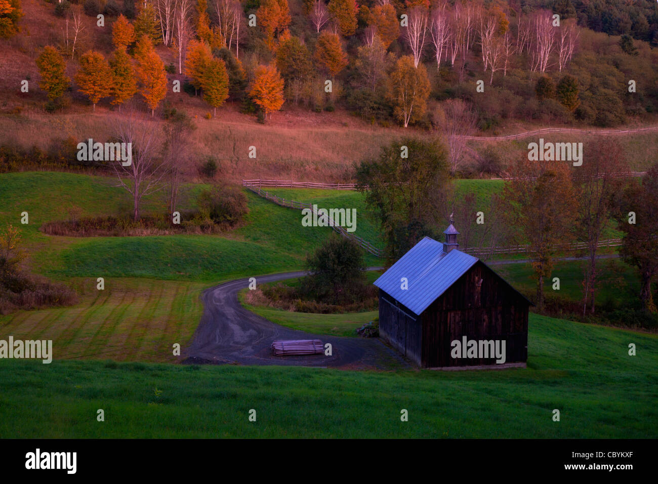 Granaio di Sleepy Hollow Farm (Azienda agricola grigio) su Ridge Road nel Vermont. Foto Stock