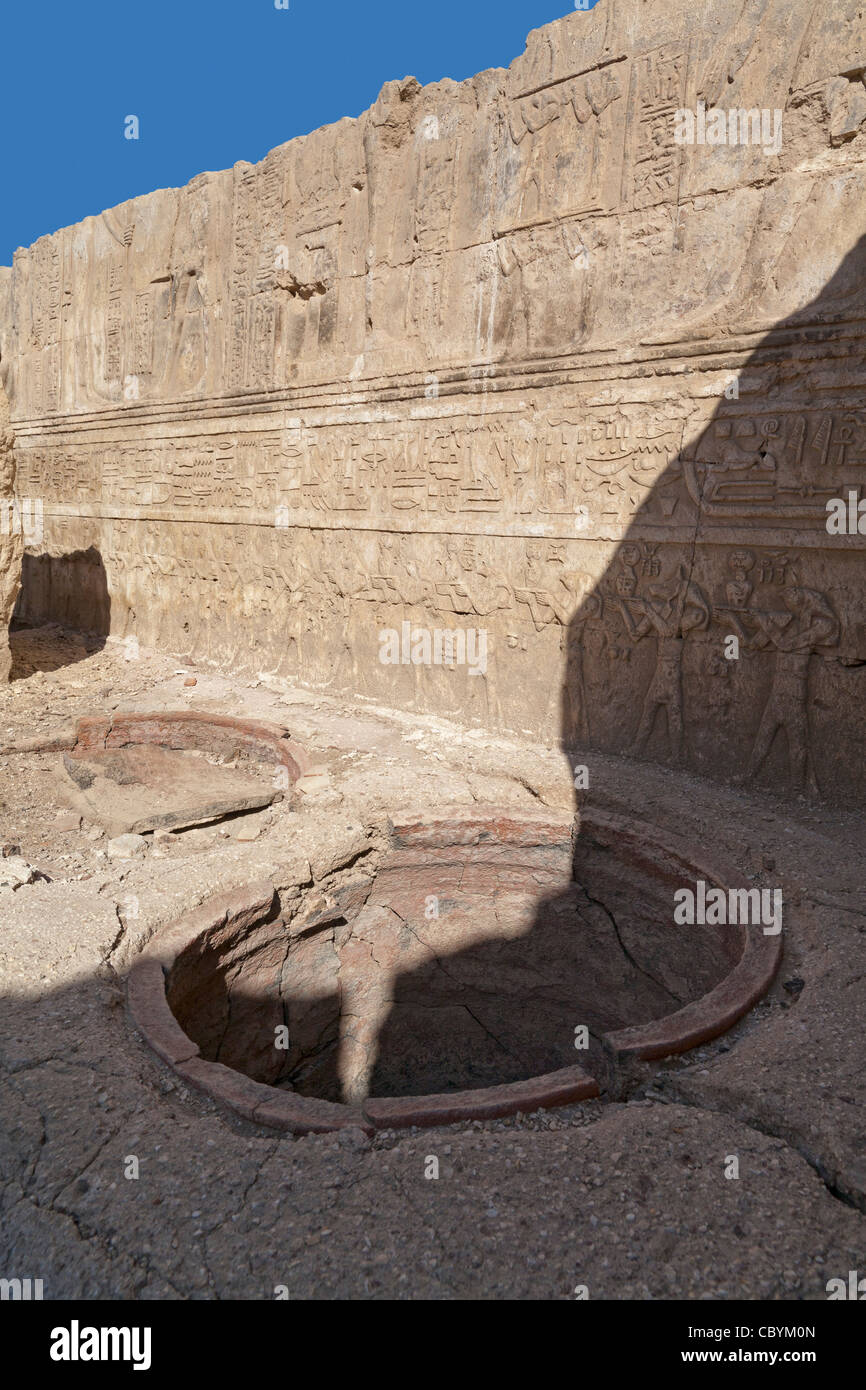 Le pareti dell'epoca tolemaica templi e tombe in Wanina, a sud-ovest di Akhmim nel governatorato di Sohag, Medio Egitto Foto Stock