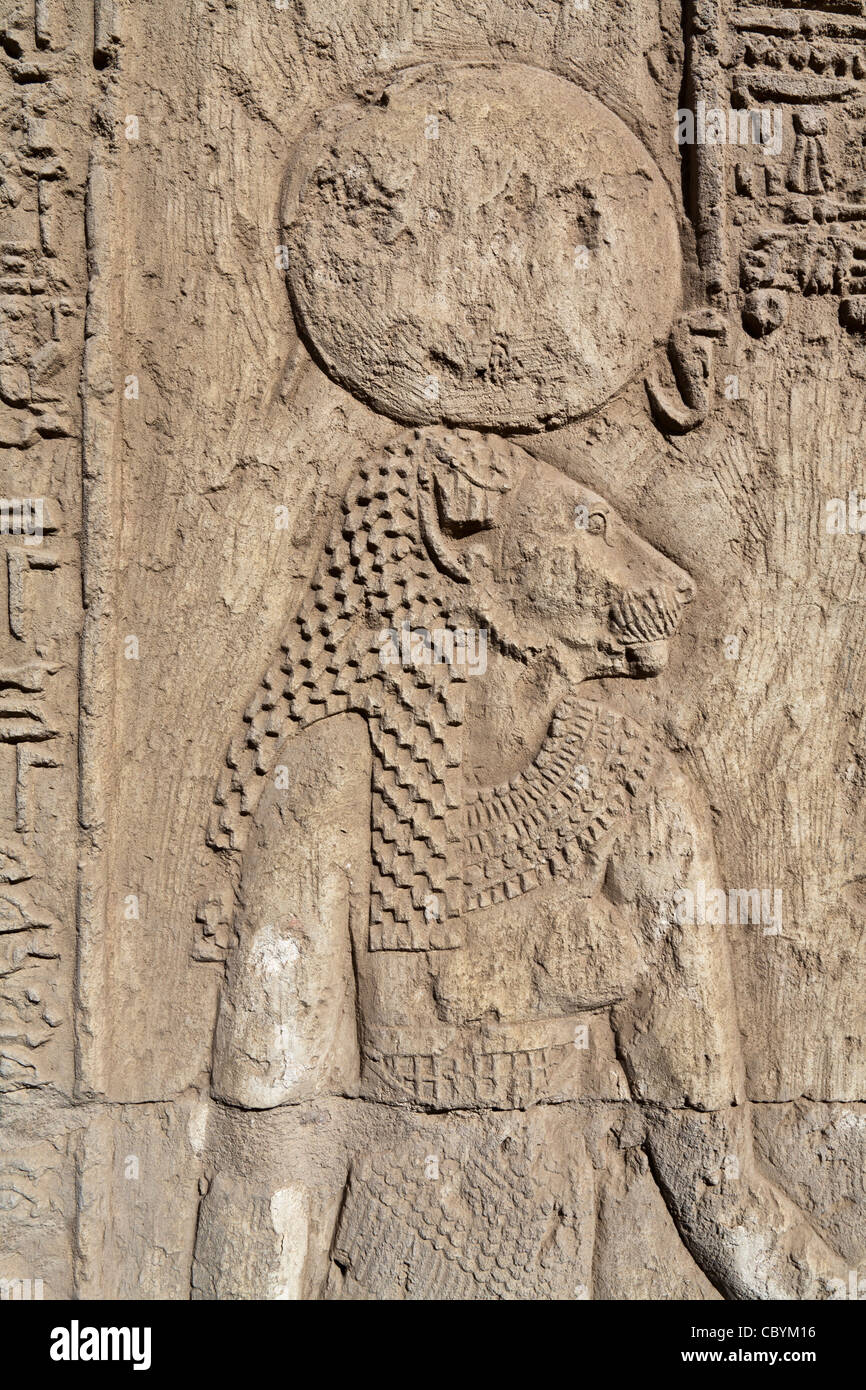Close up the lion dea Repyt nel tempio tolemaico a Wanina, vicino Akhmim nel governatorato di Sohag, Medio Egitto Foto Stock
