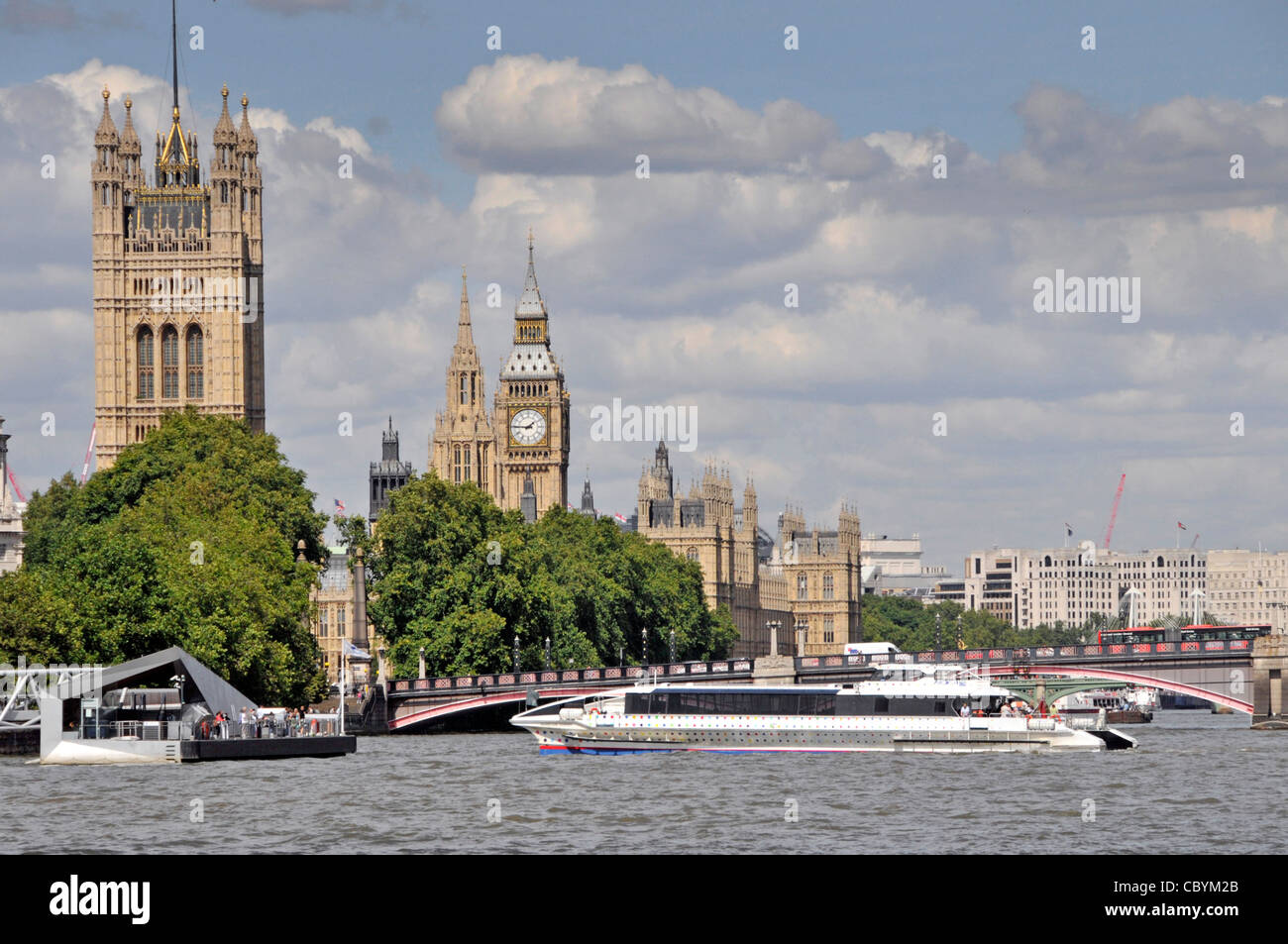 Catamarano Thames Clipper al Millbank Pier Lambeth Bridge e alla Victoria Tower presso il Parlamento di Westminster Big Ben Londra Inghilterra Regno Unito Foto Stock