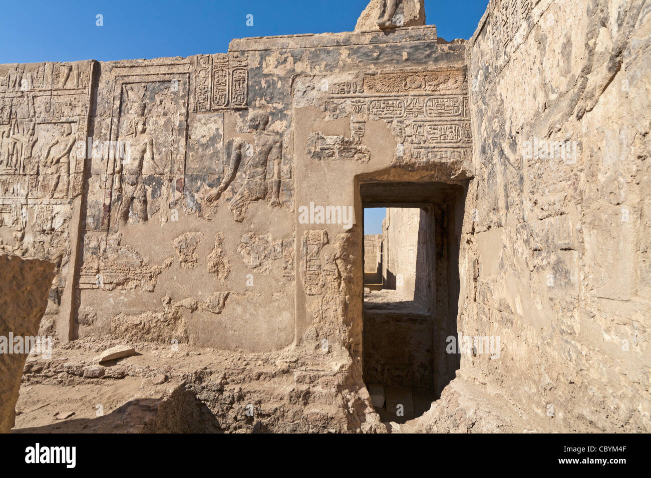 Lavoro di soccorso e la decorazione del tempio tolemaico a Wanina, vicino Akhmim nel governatorato di Sohag, Medio Egitto Foto Stock