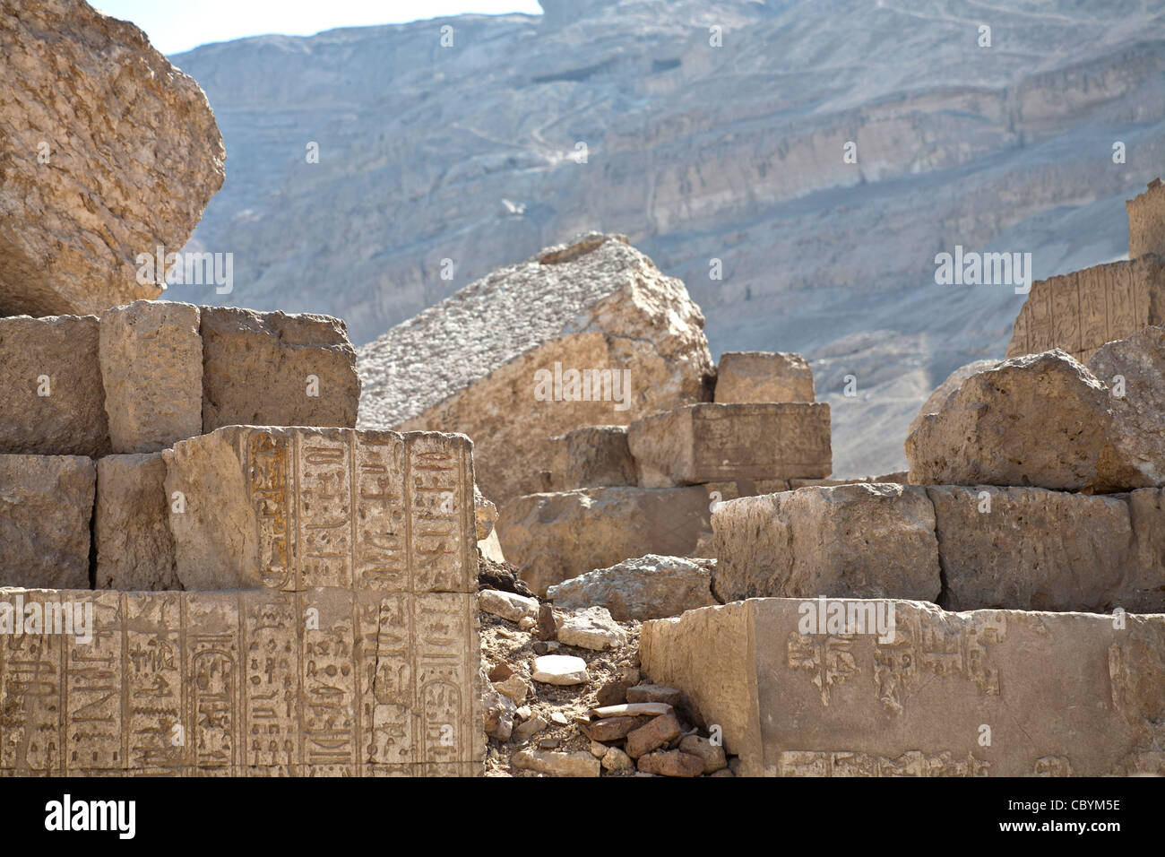 Pilastri caduti e i blocchi del tempio tolemaico a Wanina, vicino Akhmim nel governatorato di Sohag, Medio Egitto Foto Stock