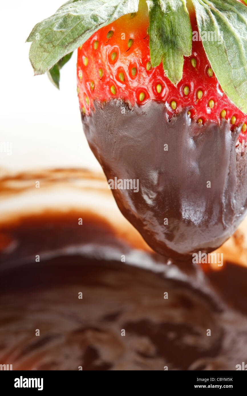 Fragola con la fonduta di cioccolato Foto Stock