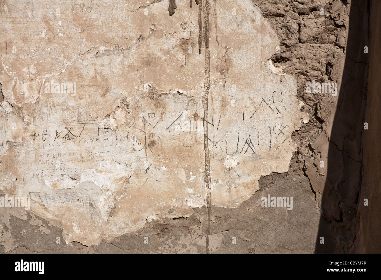 Chiudere i graffiti sulla parete del tempio tolemaico a Wanina, vicino Akhmim nel governatorato di Sohag, Medio Egitto Foto Stock