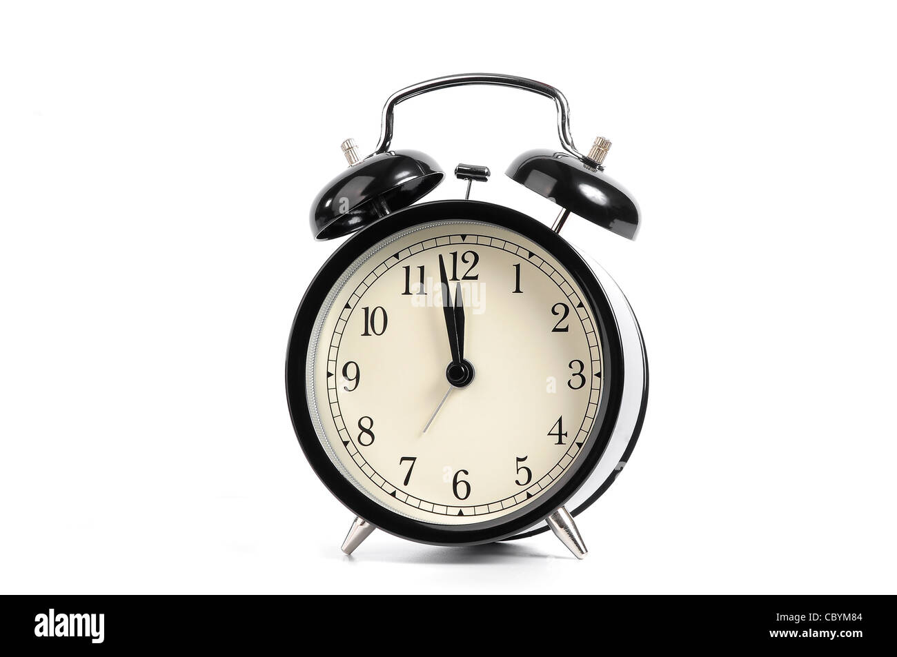 Vecchio nero orologio sveglia isolato su uno sfondo bianco Foto Stock