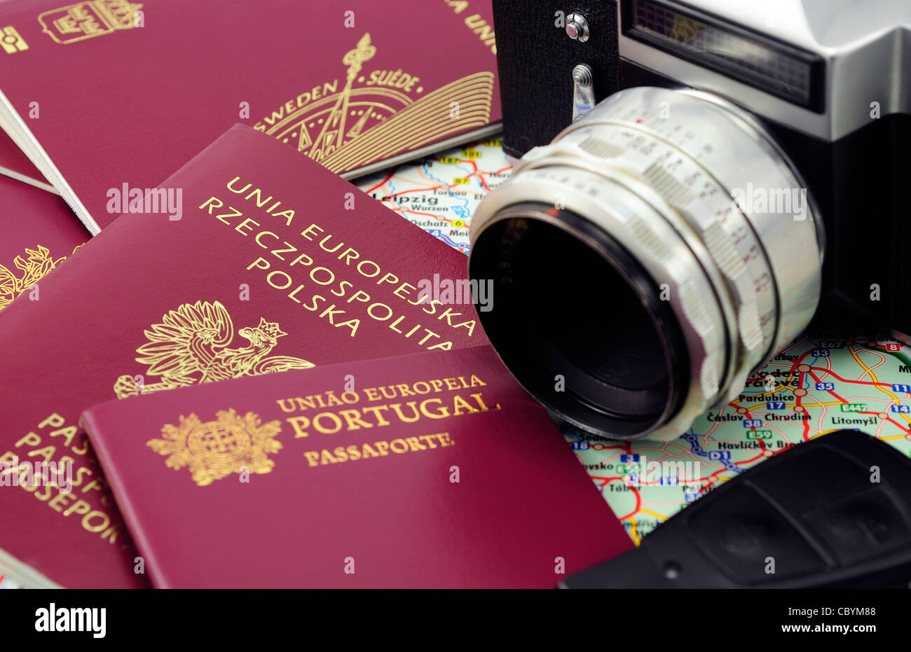 Passaporti UE giacente su una mappa e chiave auto e fotocamera Foto Stock