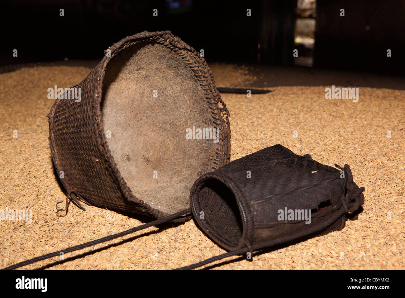 India, Arunachal Pradesh, lungo, Jirdin village, riso tradizionale cestelli di trasporto sulla parte superiore della famiglia negozio di riso Foto Stock