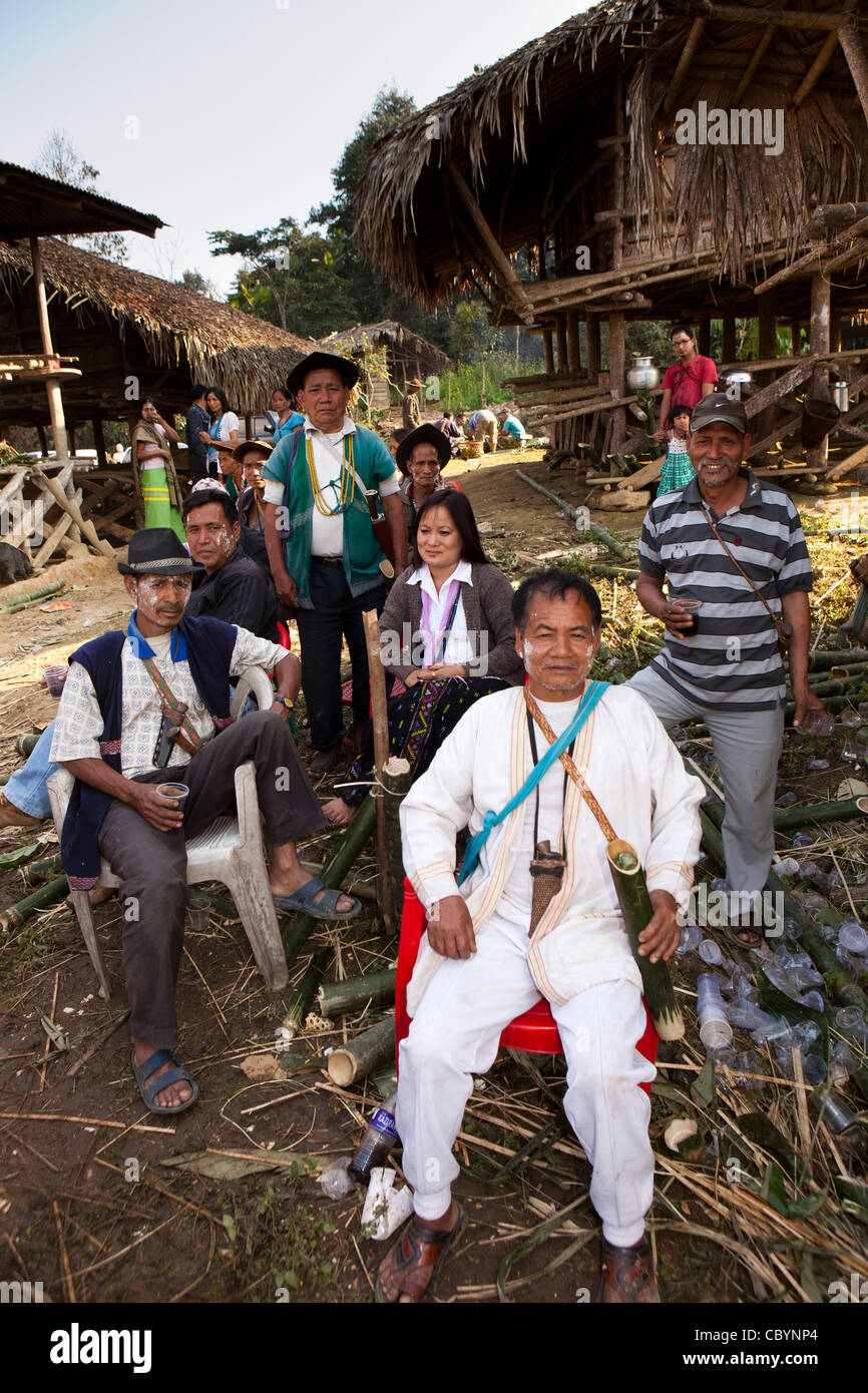 India, Arunachal Pradesh, lungo, Kombo, Hurin harvest festival, gruppo di abitanti di bere il vino di riso dalla tazza di bambù Foto Stock