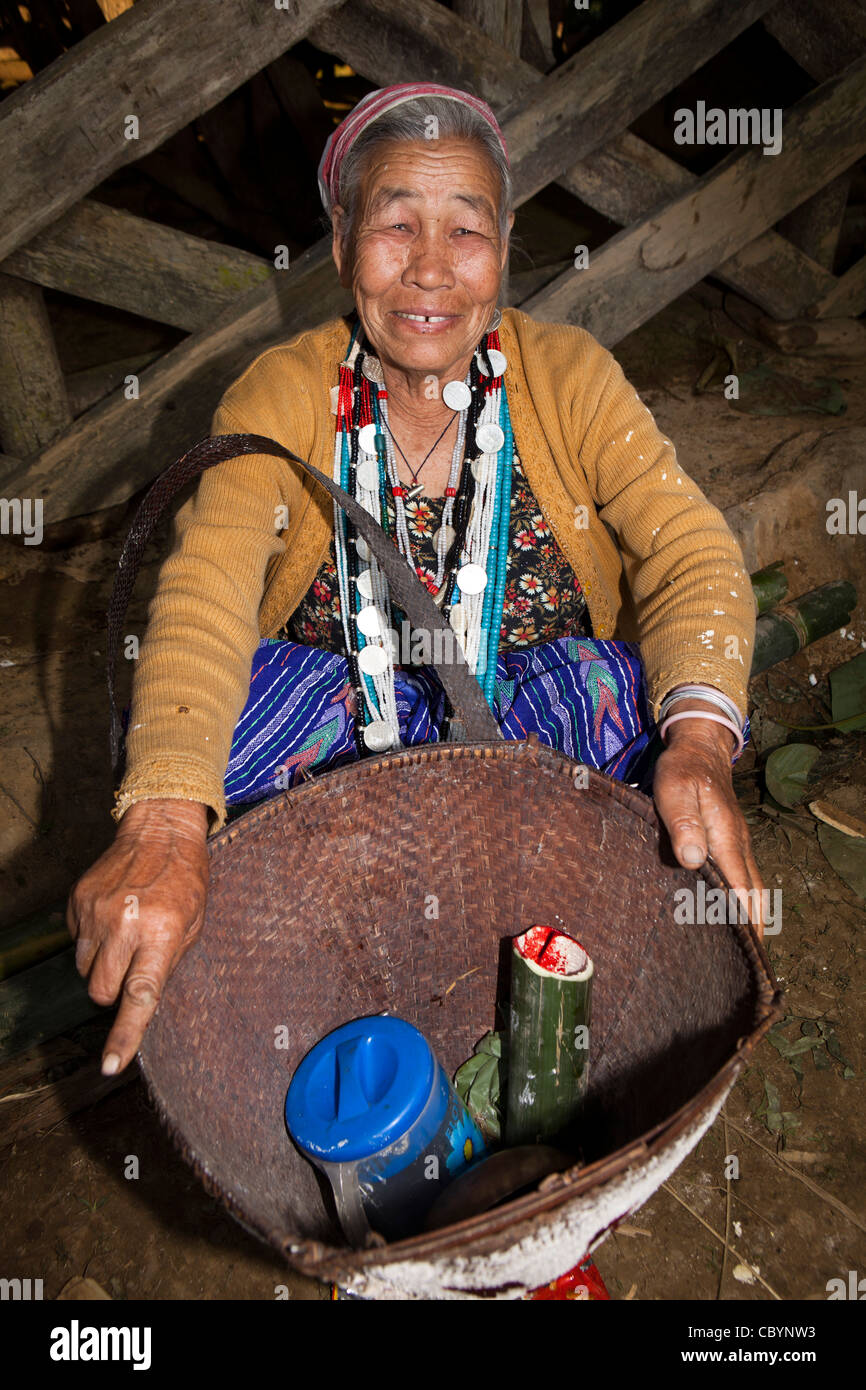 India, Arunachal Pradesh, lungo, Kombo, Hurin harvest festival, donna in appoggio tra danza Foto Stock