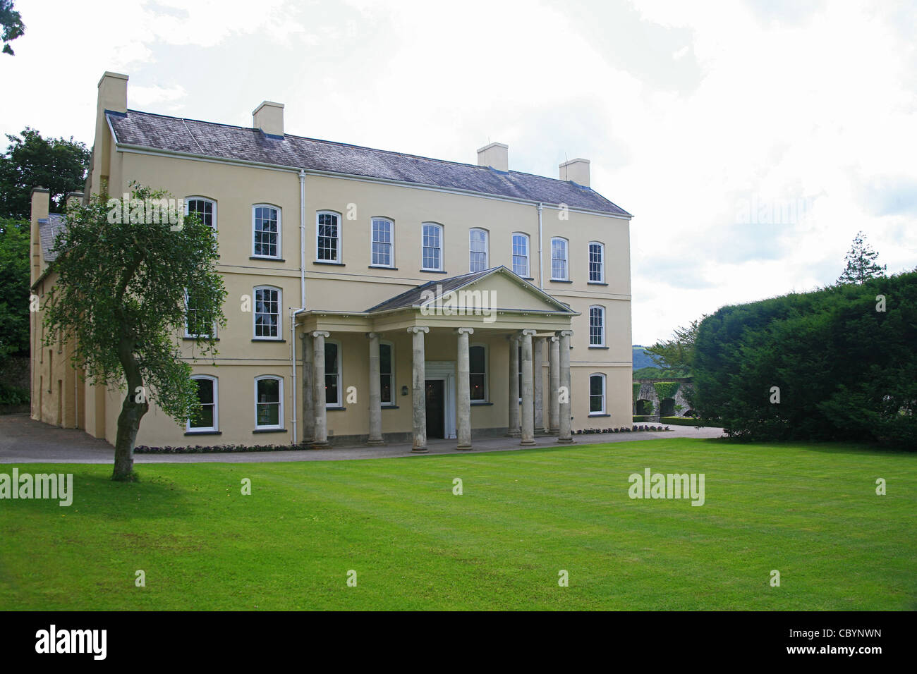 La casa restaurata e il portico a Aberglasney vicino a Carmarthen, Galles Foto Stock