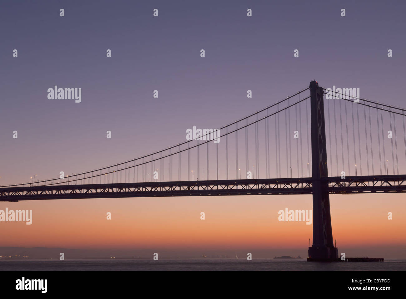 Silhouette di sospensione ponte dettaglio all'alba (Ponte della Baia di San Francisco) Foto Stock