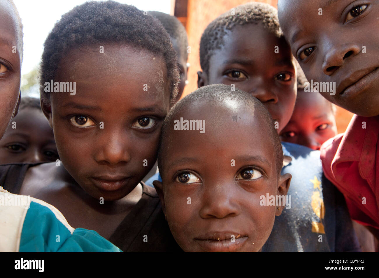 La folla di bambini - Distretto di Jinja, Uganda, Africa orientale. Foto Stock