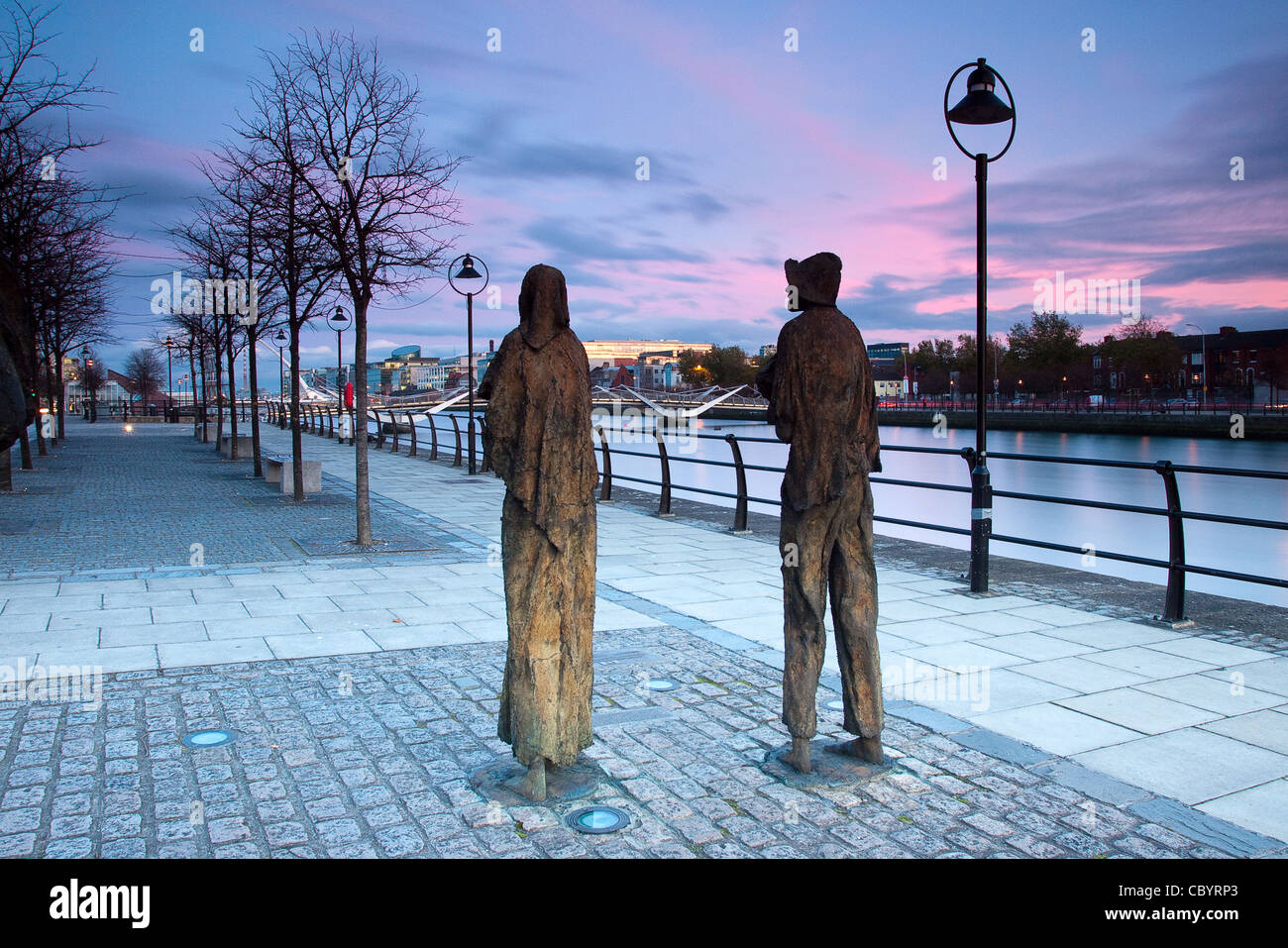 "Il cammino solitario".....queste due figure sono parte della carestia Memorial situato su Custom House Quay in Dublin Docklands. Foto Stock