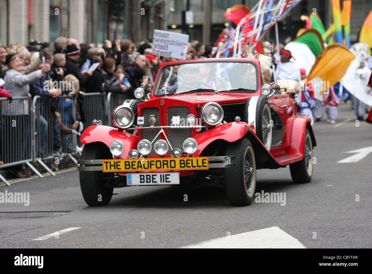 Russell concedere al 2012 Sfilata di capodanno a Londra Foto Stock