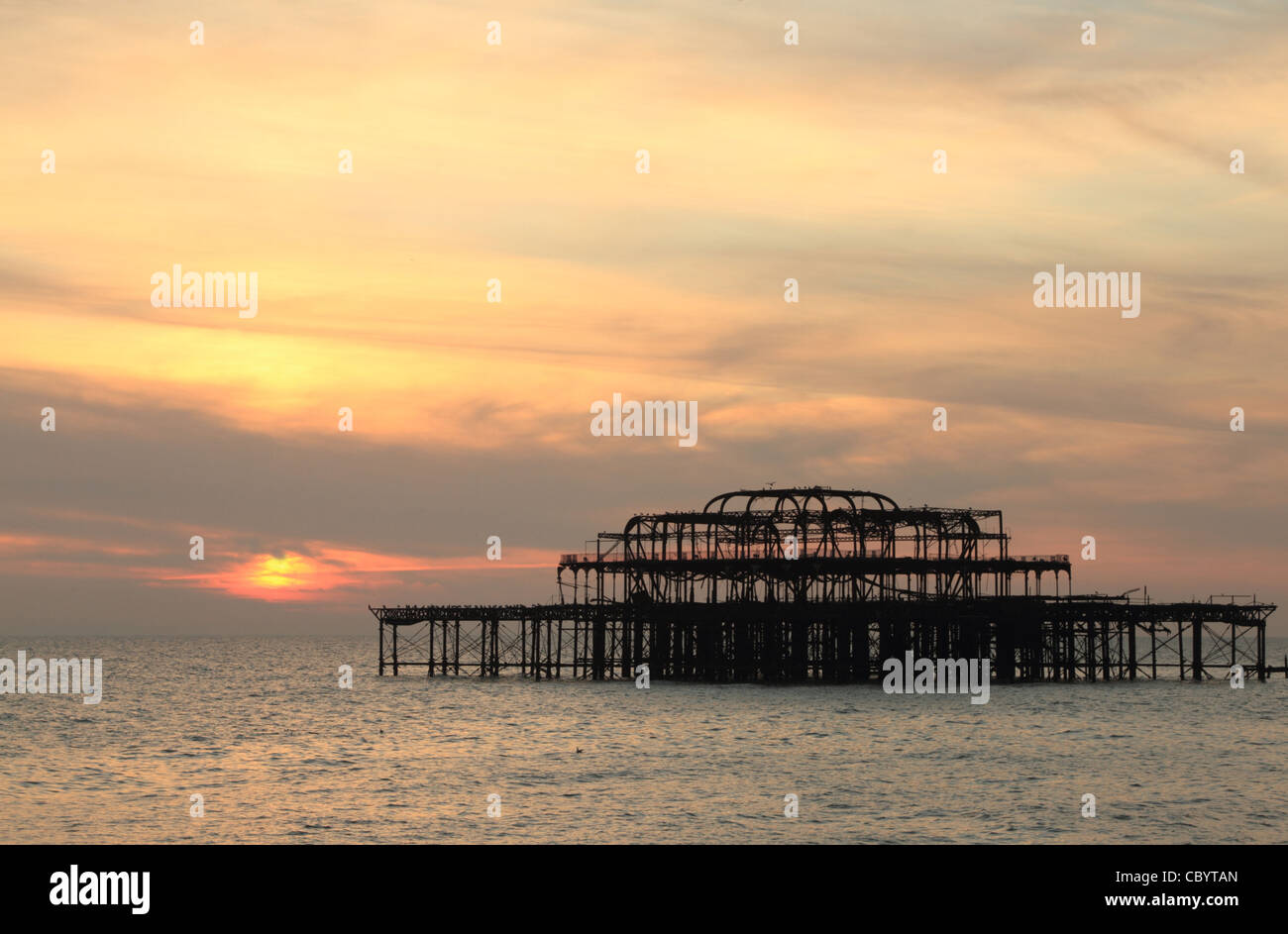 Molo Ovest di Brighton Il tramonto in novembre Foto Stock