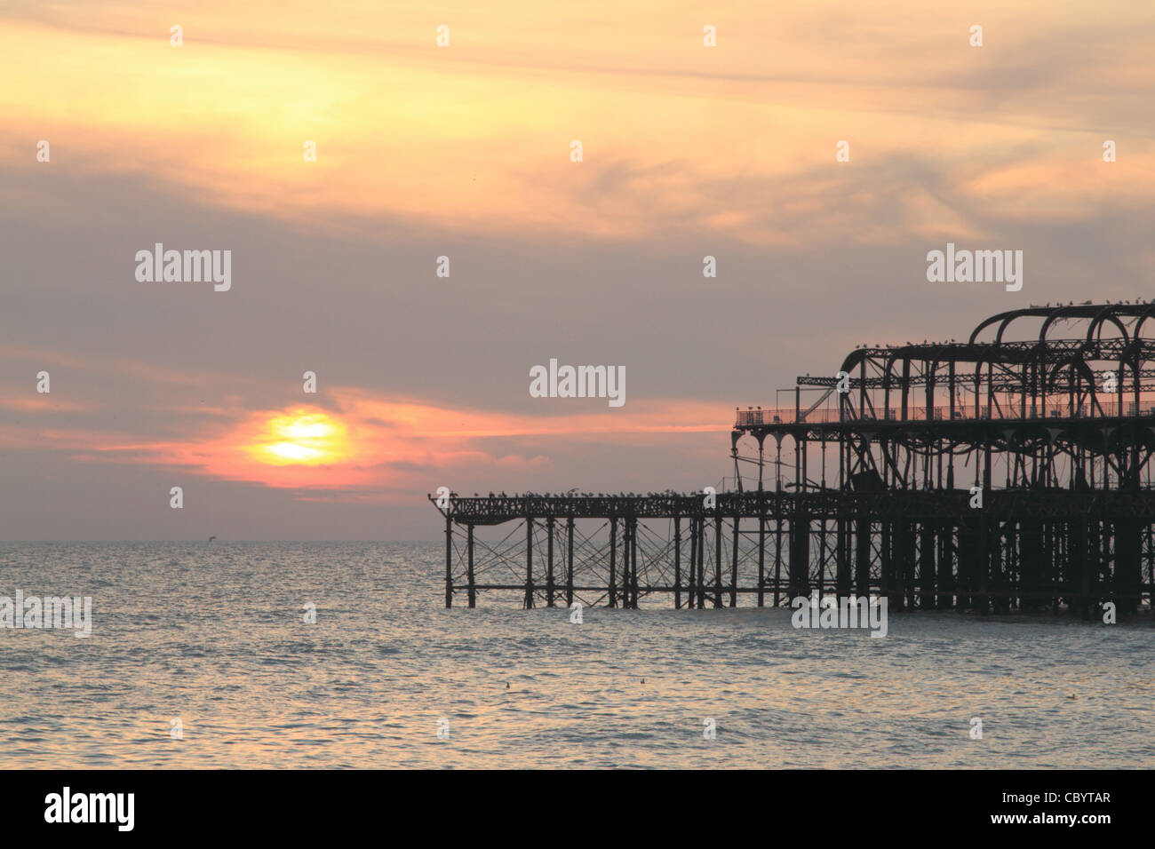 Molo Ovest di Brighton Il tramonto in novembre Foto Stock