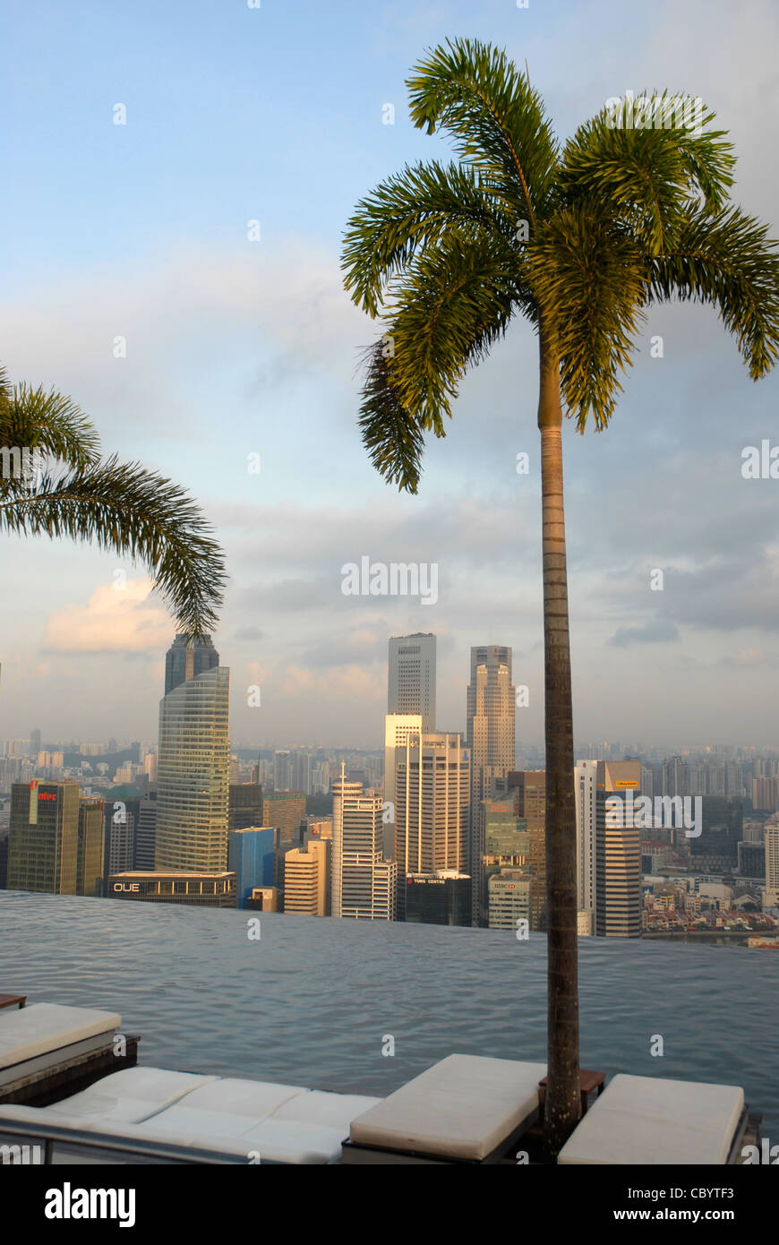 Sands SkyPark piscina infinity sul 57th piano di Marina Bay Sands Hotel, Marina Bay, Singapore Foto Stock