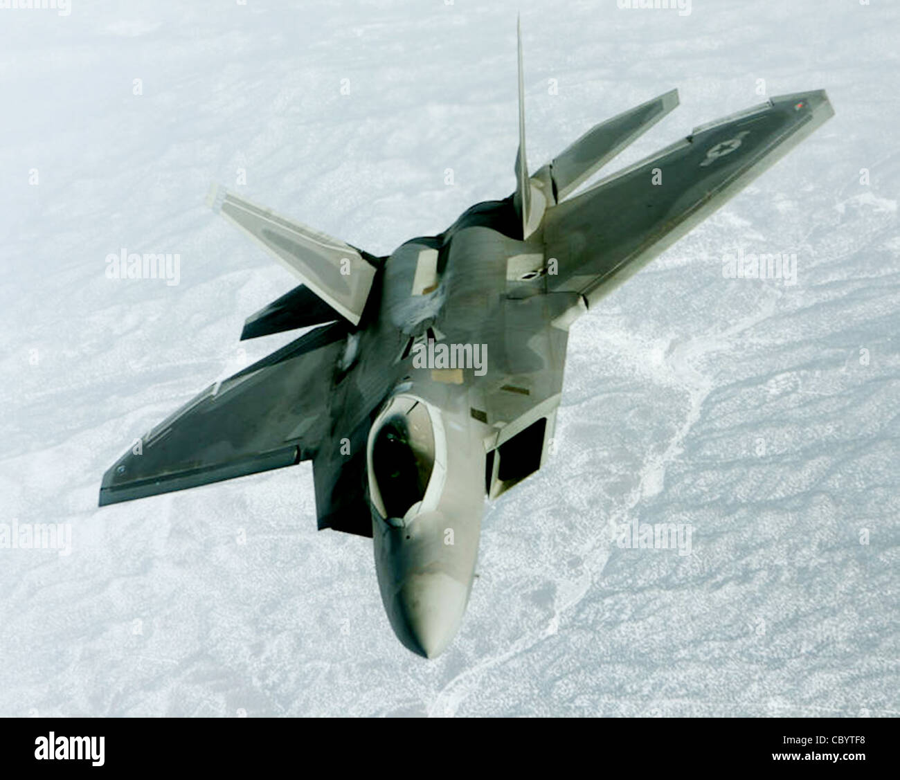 Un F-22 Raptor della base dell'aeronautica di Elmendorf, Alaska, si prepara a raggrupparsi dopo essere stato rifornito il 2 febbraio 2010, durante la Red Flag sul campo di prova e addestramento del Nevada. La bandiera rossa è un esercizio di addestramento realistico di combattimento che coinvolge le forze aeree degli Stati Uniti e dei relativi alleati. Foto Stock