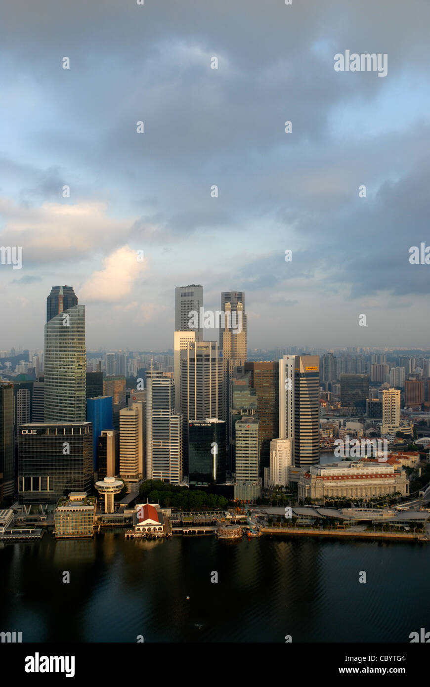 Skyline semi-aereo della città, tra cui Marina Bay e Clifford Pier, dal Marina Bay Sands Hotel, Marina Bay, Singapore Foto Stock