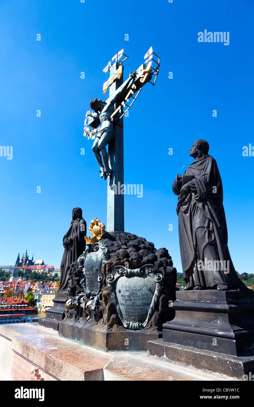 Statue del Santo Crocifisso e del Calvario, Charles Bridge, Praga, Repubblica Ceca Foto Stock