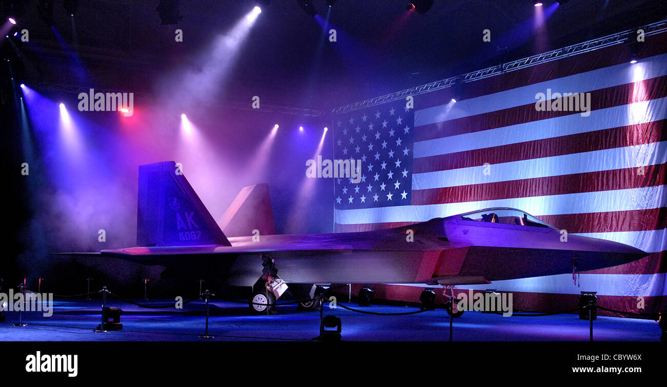 I rappresentanti dell'aeronautica e di Lockheed Martin si sono riuniti per assistere all'introduzione del primo F-22 Raptor delle forze aeree del Pacifico, febbraio 12 a Marietta, Ga. questo F-22 è il primo di molti che sarà assegnato al PACAF alla base dell'aeronautica di Elmendorf, Alaska. Il design aerodinamico F-22, i controlli di volo avanzati, la vettorizzazione della spinta e l'elevato rapporto peso-spinta forniscono la capacità di superare tutti gli aeromobili attuali e previsti. Foto Stock
