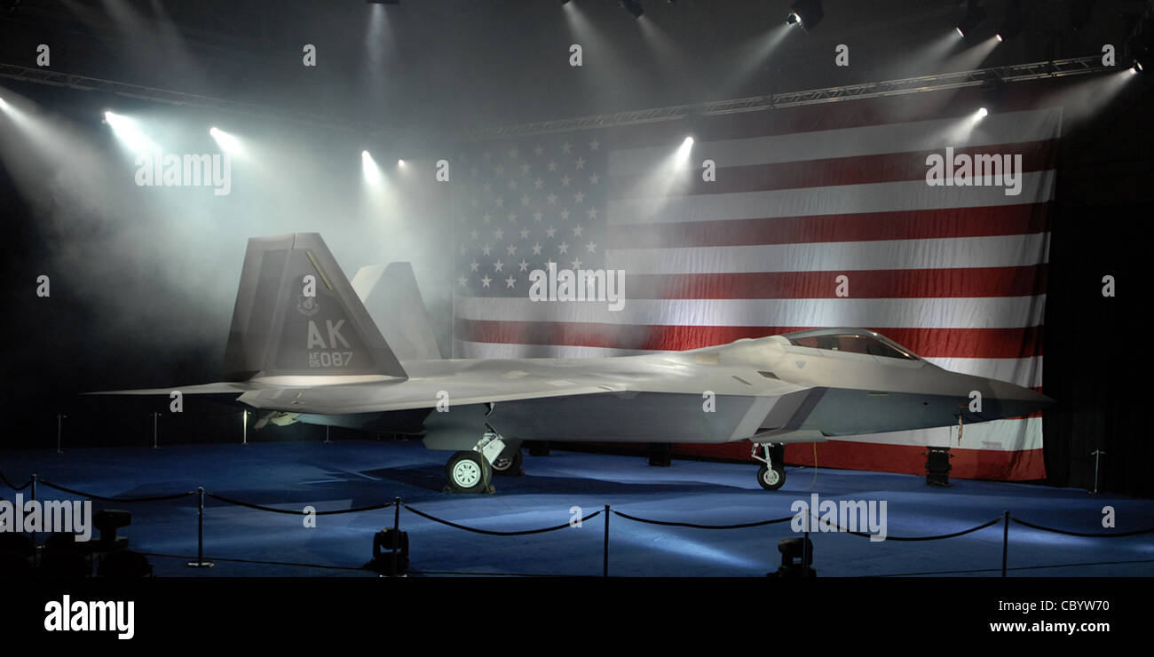 I rappresentanti dell'aeronautica e di Lockheed Martin si sono riuniti per assistere all'introduzione del primo F-22 Raptor delle forze aeree del Pacifico, febbraio 12 a Marietta, Ga. questo F-22 è il primo di molti che sarà assegnato al PACAF alla base dell'aeronautica di Elmendorf, Alaska. Il design aerodinamico F-22, i controlli di volo avanzati, la vettorizzazione della spinta e l'elevato rapporto peso-spinta forniscono la capacità di superare tutti gli aeromobili attuali e previsti. Foto Stock
