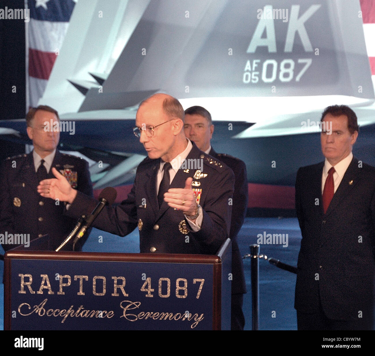 Gen. John D.W. Corley, vice capo del personale della sede centrale dell'aeronautica statunitense, parla durante la cerimonia di accettazione del primo F-22 Raptor dell'aeronautica del Pacifico, 12 febbraio a Marietta, GA. Questo F-22 è il primo di molti che sarà assegnato al PACAF alla base dell'aeronautica di Elmendorf, Alaska. Il design aerodinamico F-22, i controlli di volo avanzati, la vettorizzazione della spinta e l'elevato rapporto peso-spinta forniscono la capacità di superare tutti gli aeromobili attuali e previsti. Foto Stock