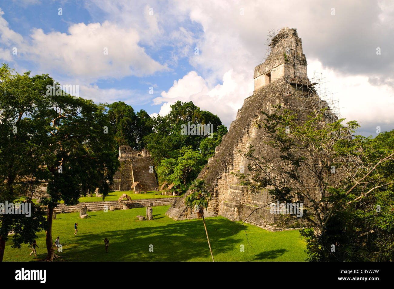 Tempio 1, noto anche come il tempio della grande Jaguar o tempio di Ah Cacao Tikal rovine Maya nel nord del Guatemala, ora racchiusi nel Parco Nazionale di Tikal. A sinistra del telaio è la piazza principale. Foto Stock