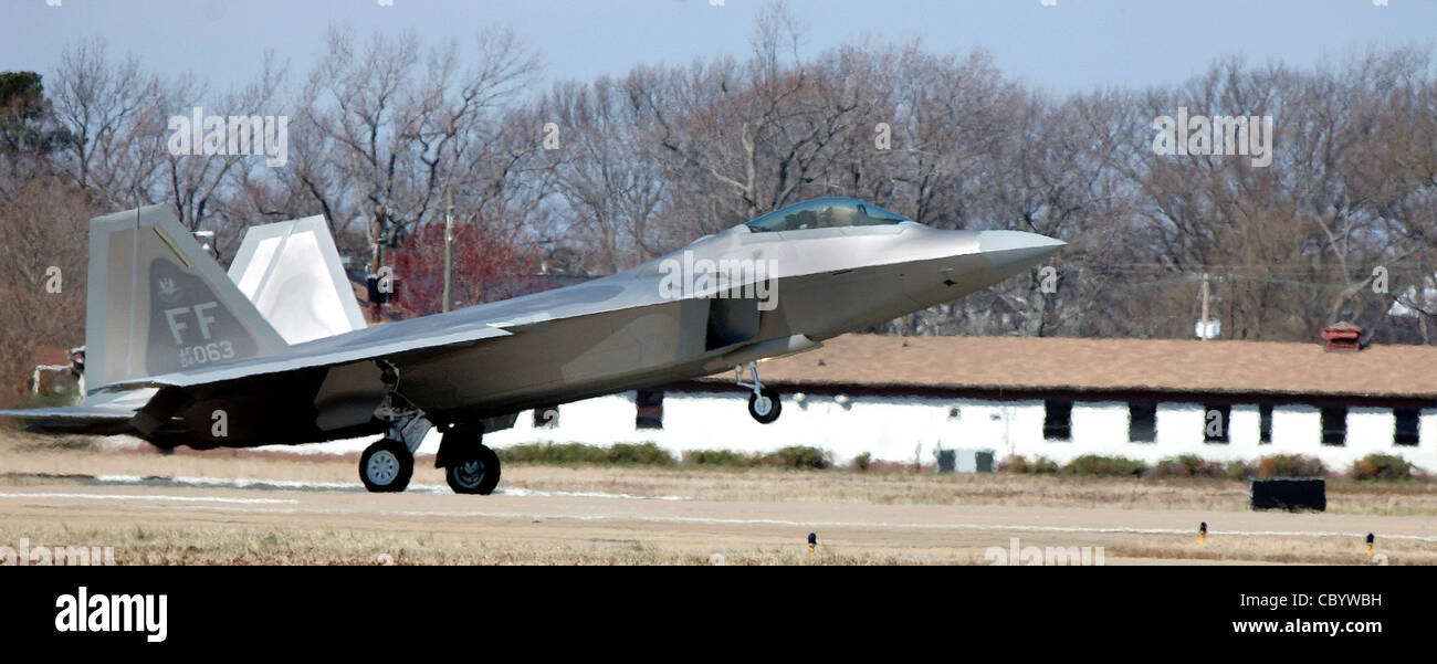 Kevin Dolata atterra un F-22A Raptor alla base dell'aeronautica di Langley, Virginia, venerdì 3 marzo 2006. Il nuovo Raptor è il secondo assegnato al 94th Fighter Squadron. La Dolata maggiore è l'assistente direttore delle operazioni dello squadrone Foto Stock