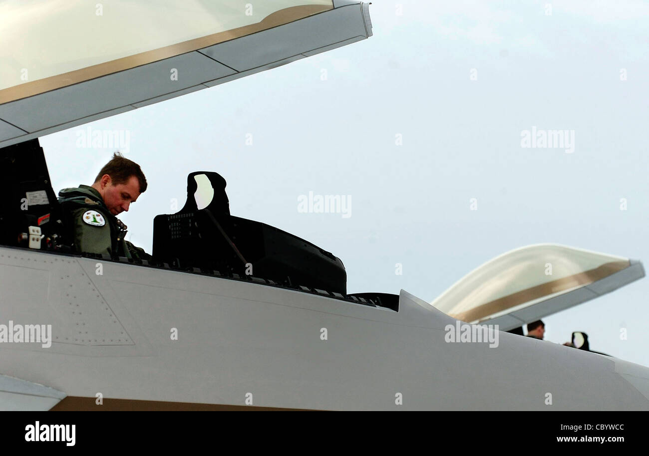 LA BASE DELL'AERONAUTICA DI LANGLEY, Va. (AFPN) -- il Colon Thomas Bergeson e il Lt. Il Colon James Hecker preparano prendere il volo nei loro rispettivi F-22A Raptors gennaio 21 durante una missione di operazione Noble Eagle. Questo evento storico segna la prima volta che il F-22A Raptor partecipa all'operazione di servizi congiunti per proteggere il suolo americano. Il colonnello Bergeson è il 1° comandante del Gruppo operativo. Colonel Hecker è il 27esimo comandante dello Squadrone dei combattitori. Foto Stock
