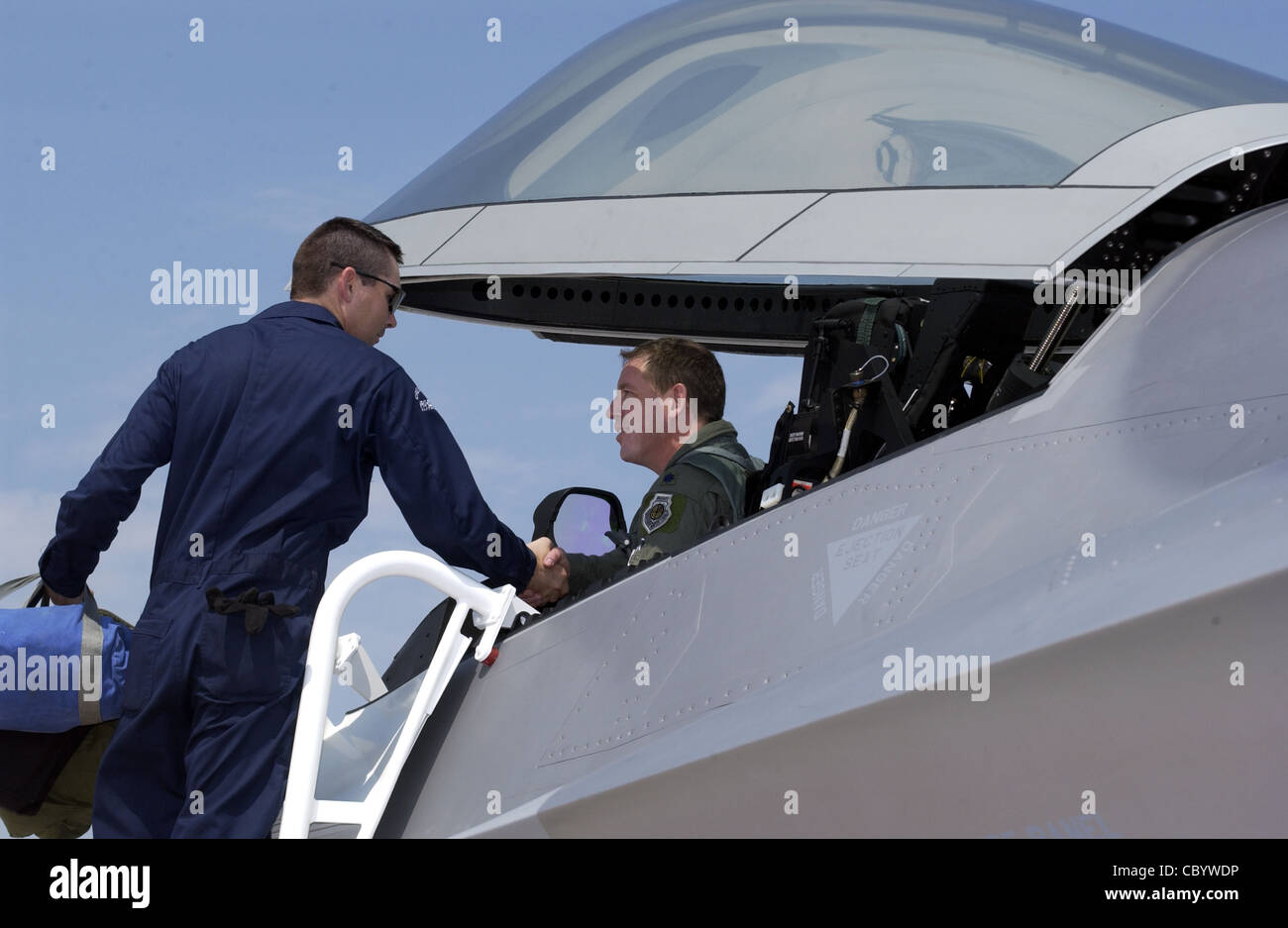 BASE DELL'AERONAUTICA DI LANGLEY, Va. -- staff Sgt. John Barr saluta il Lt. James Hecker dopo aver portato a casa il primo F/A-22 Raptor operativo qui il 12 maggio. Questo è il primo dei 26 Raptor che sarà consegnato al 27° Squadrone dei combattenti. Il programma Raptor è gestito dall'ufficio del programma di sistema F/A-22 presso la base dell'aeronautica di Wright-Patterson, Ohio. Il colonnello Hecker è il comandante dello squadrone e il Sergente Barr è un capo dell'equipaggio F/A-22. Foto Stock