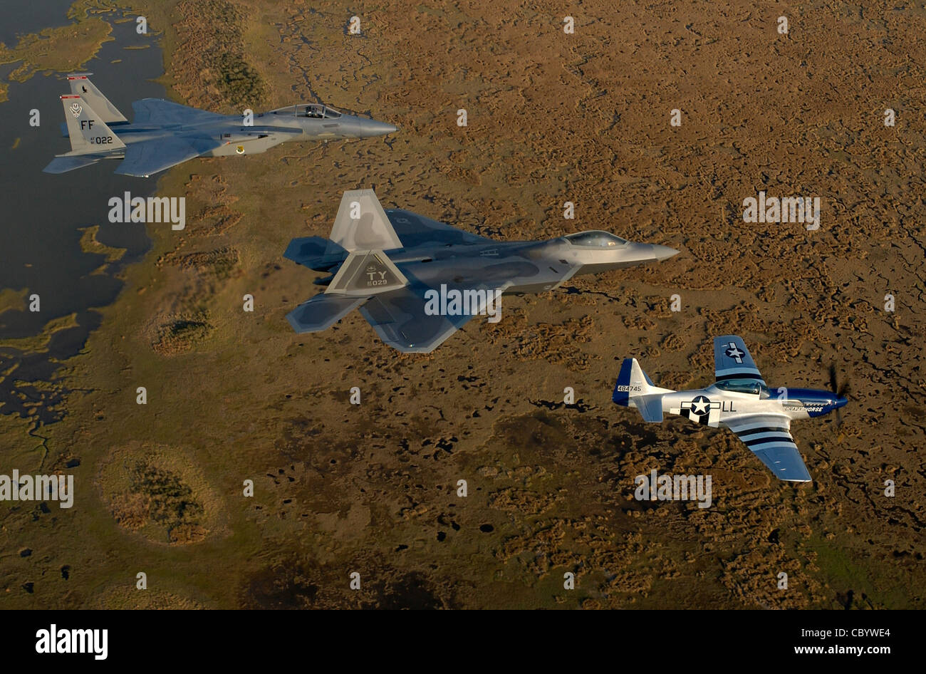 OLTRE VIRGINA (AFPN) - un F-15 Eagle, F/A-22 Raptor e P-51 Mustang treno per la formazione di volo storico che vola qui 27 aprile. Michael Shower, pilota del F/A-22, sta ottenendo il suo giro di cassa per la formazione con il generale generale del pilota P-51 Mike DeCuir, il direttore operativo del comando di combattimento aereo, e il capitano Jason Costello, un pilota del team dimostrativo della prima ala del combattimento. Foto Stock