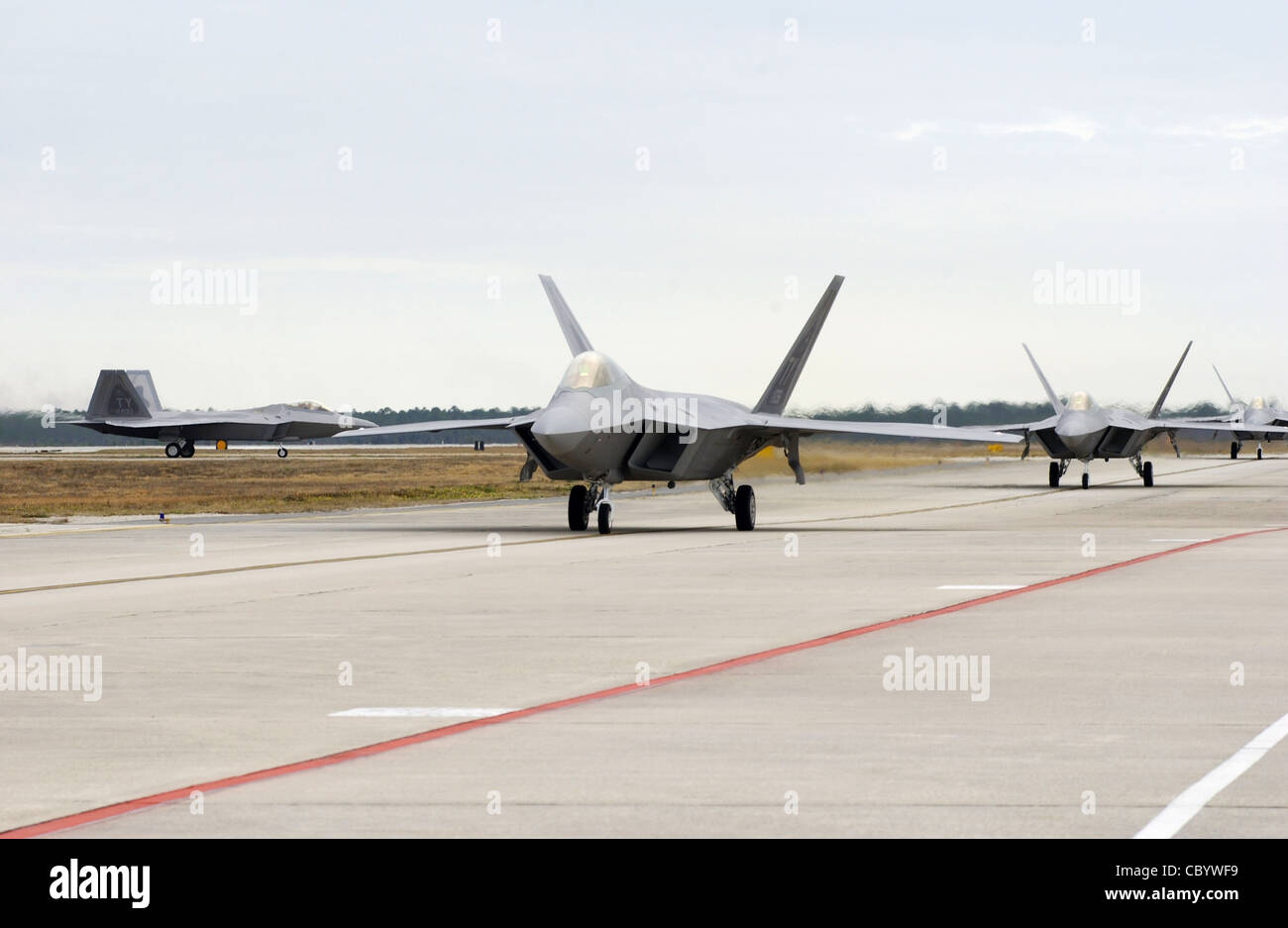 LA BASE DELL'AERONAUTICA DI TYNDALL, Fla. -- quattro F/A-22 Raptors taxi sulla linea di volo qui 7 gennaio come arrivano alla loro nuova sede dall'impianto di produzione a Marietta, GA. Cinque nuovi Raptors ora chiamano la casa del 43rd Fighter Squadron, aumentando l'inventario dello squadrone a 18 aeromobili. Foto Stock