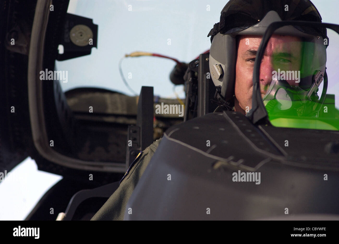 James Vogel passa attraverso le procedure di controllo degli strumenti finali prima di una missione di addestramento sul Nevada test e gamma di addestramento qui 9 luglio. Major Vogel è un pilota F/A-22 Raptor del 28° Squadron di prova. Il fa-/22 è attualmente sottoposto a test ed è previsto che sarà operativo alla fine del 2005. Foto Stock