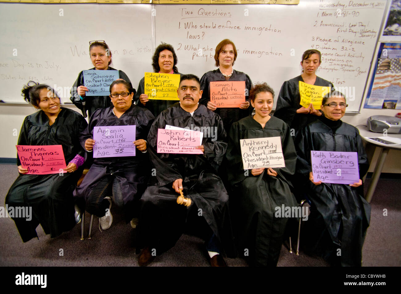 Mostly-Hispanic studenti adulti-educazione alla cittadinanza degli Stati Uniti classe in San Juan Capistrano, CA, imparare circa il ramo giudiziario. Foto Stock