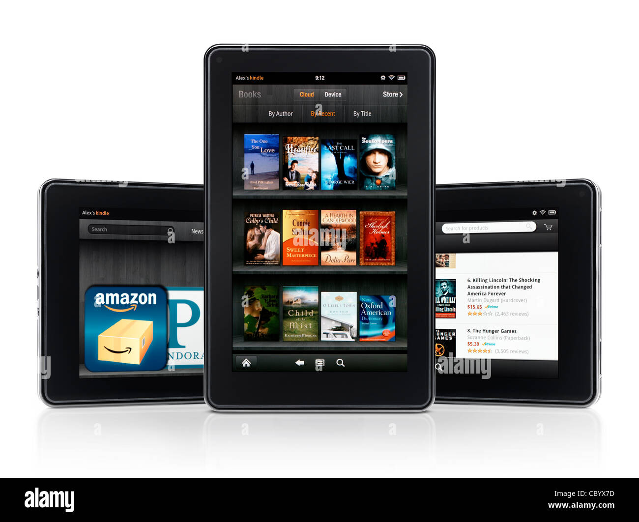 Tre Amazon Kindle fuoco computer tablet e-book reader isolati su sfondo  bianco Foto stock - Alamy