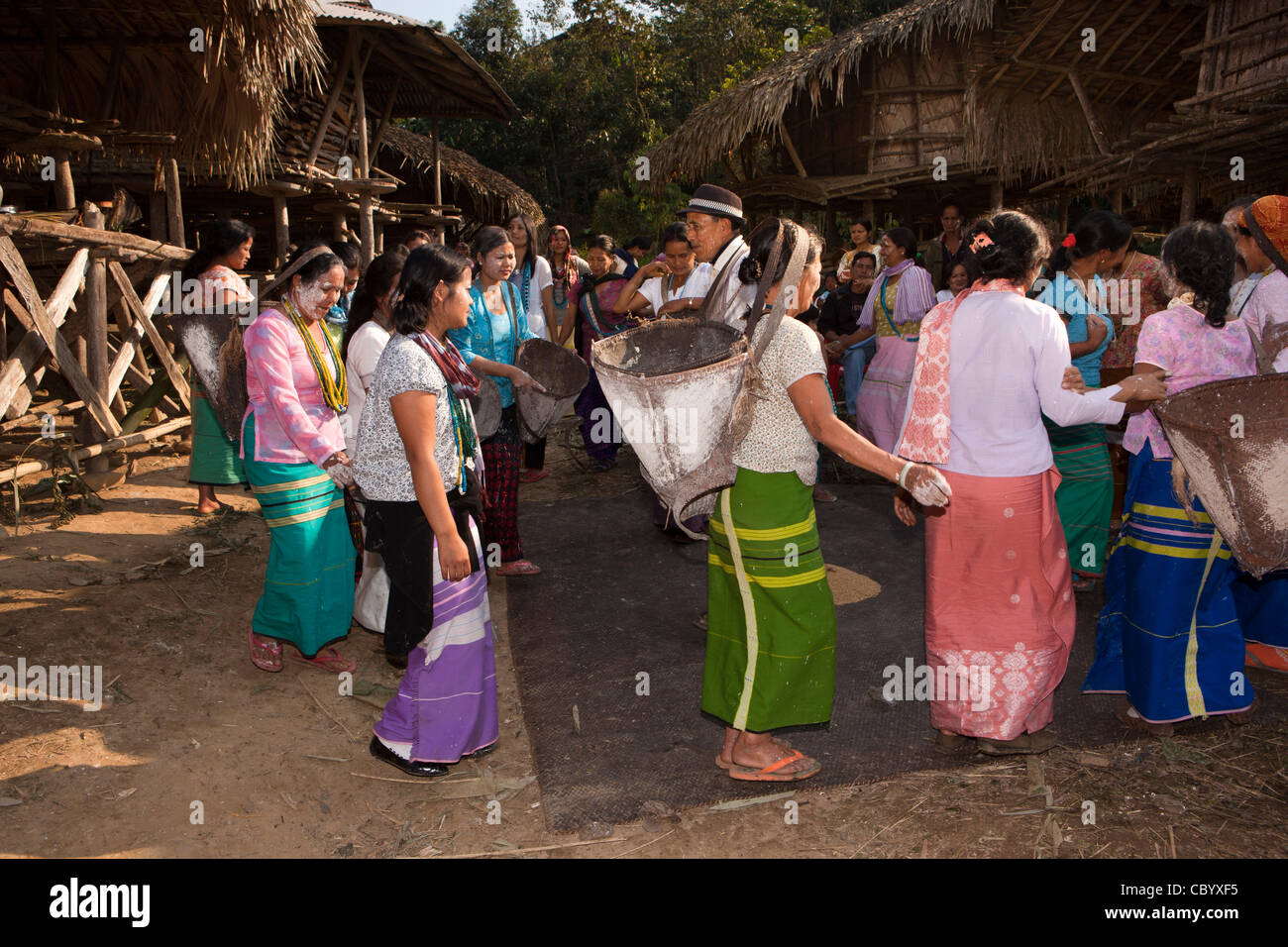 India, Arunachal Pradesh, lungo, Kombo, Hurin harvest festival, donne che danzano nel centro del villaggio Foto Stock