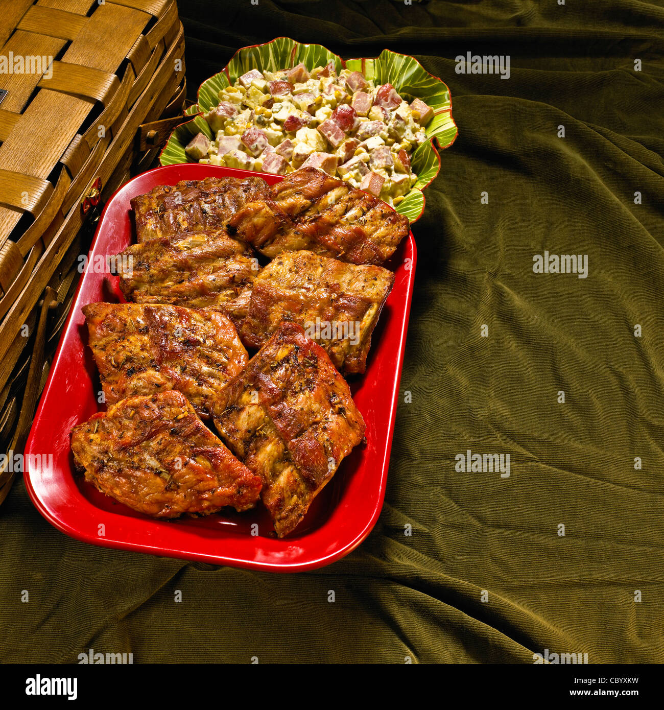 Country farm cucina ricette, Dez di Puerto Rican insalata di patate, greco spareribs Meaat e verdure. Foto Stock