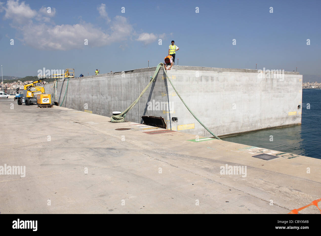 Floating blocco di calcestruzzo sotto ispezione - destinati a nuove estensioni di banchina del porto di Palma de Mallorca Foto Stock
